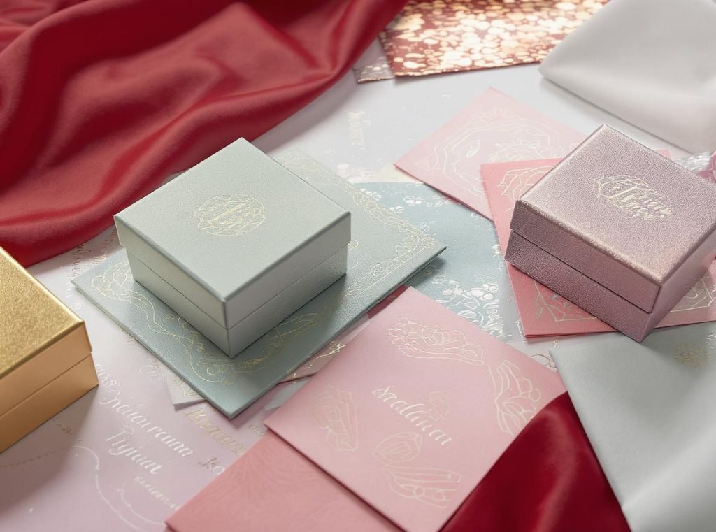 Custom jewelry box design options including foil stamping, embossing, and printing finishes